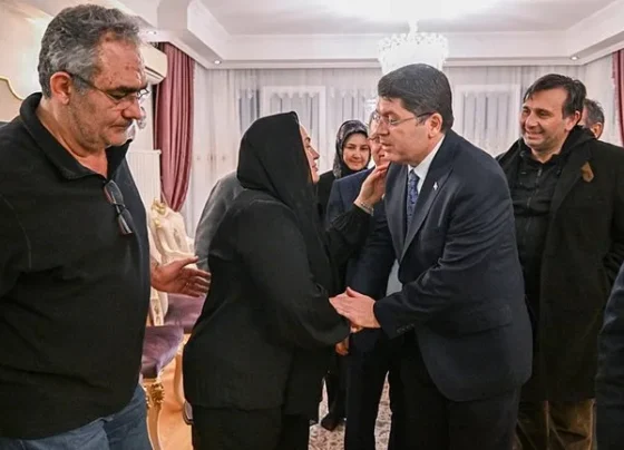 Bakan Tunç otel faciasında hayatını kaybeden Gençbay'ın ailesini ziyaret etti