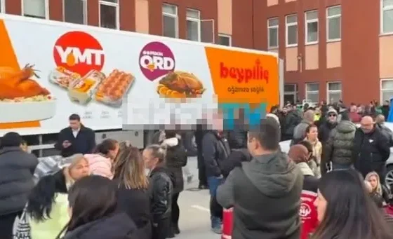 Bolu Belediyesi'nden büyük skandal: Yangın faciasında hayatını kaybedenlerin bedenlerini tavuk reklamı kaplı TIR'da taşıdılar