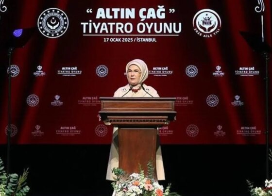 Emine Erdoğan, devlet himayesindeki çocukların sahnelediği "Altın Çağ" oyununu izledi