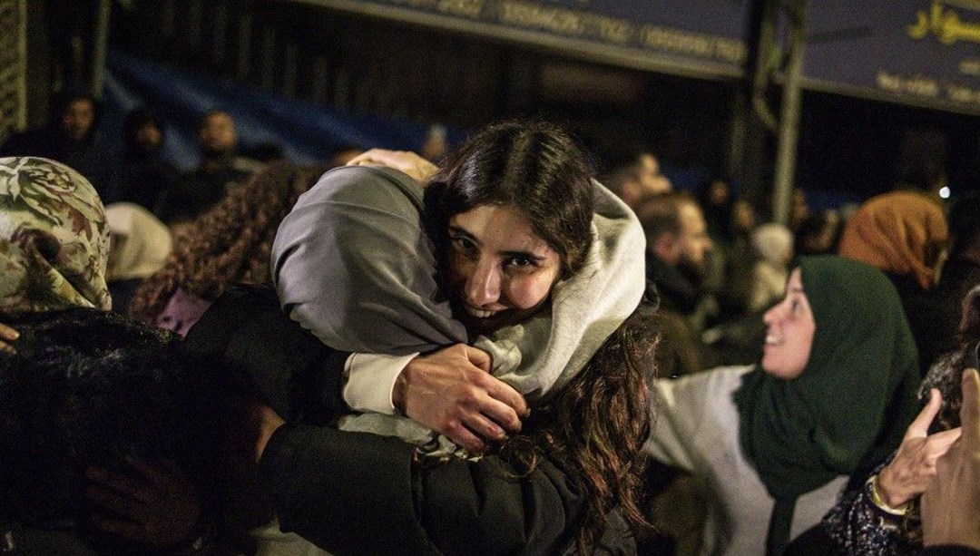 Filistinli kadın esir anlattı: “Serbest bırakmadan önce saçımızdan sürüklediler” – Son Dakika Dünya Haberleri