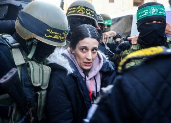 Gazze'de tarihi anlar: Hamas lideri Sinvar'ın evinin önünde esir takası