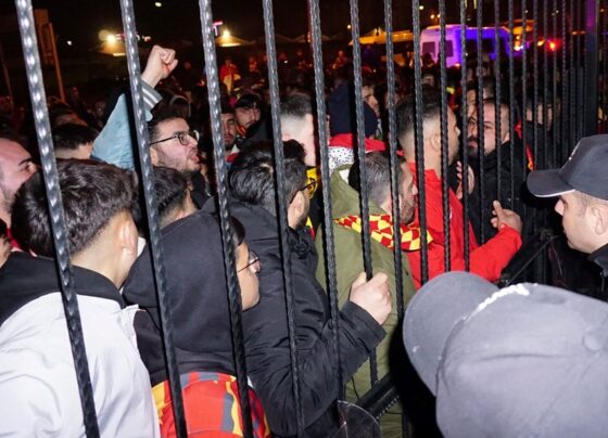 Kayserispor taraftarı tesisleri bastı: Futbolculara tepki gösterdi - Son Dakika Spor Haberleri