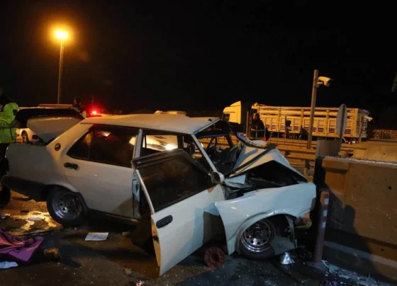 Mersin'de katliam gibi kaza! Otomobil, otoyol gişesinin beton bariyerine çarptı: 2 ölü, 5 yaralı