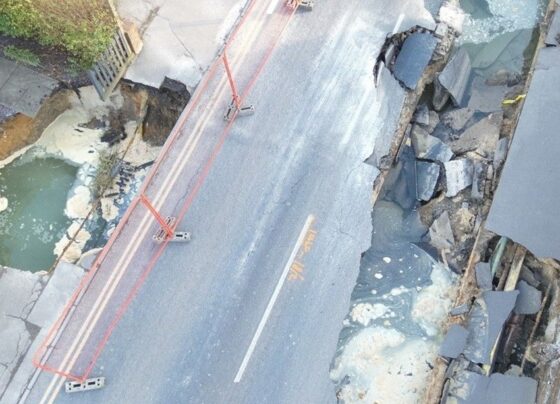 20 metre genişliğinde obruk oluştu: Evin bahçesini yuttu - Son Dakika Dünya Haberleri