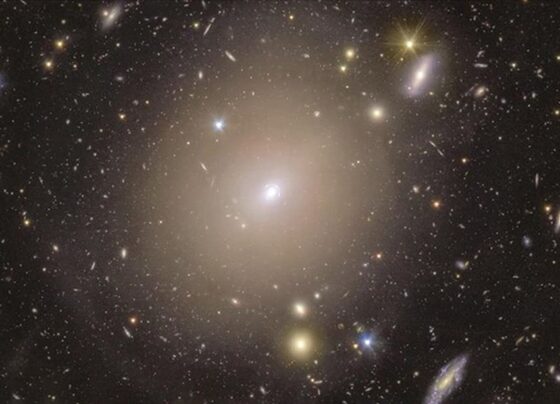 590 milyon yıl uzaktaki galaksinin merkezinde "Einstein" halkası tespit edildi - Son Dakika Teknoloji Haberleri