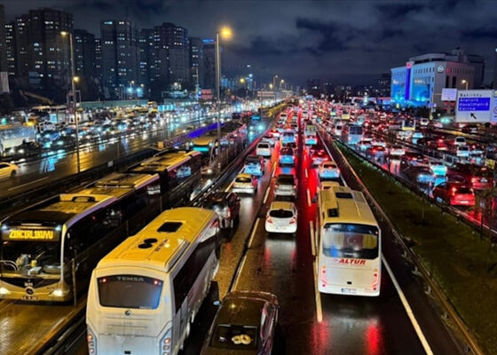 İstanbul'da trafik yoğunluğu yüzde 83'e ulaştı
