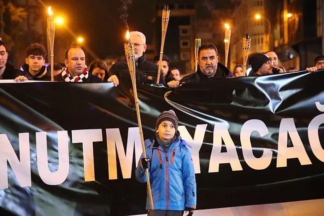 Asrın felaketinin ikinci yıldönümü! Deprem şehitleri dualarla anıldı