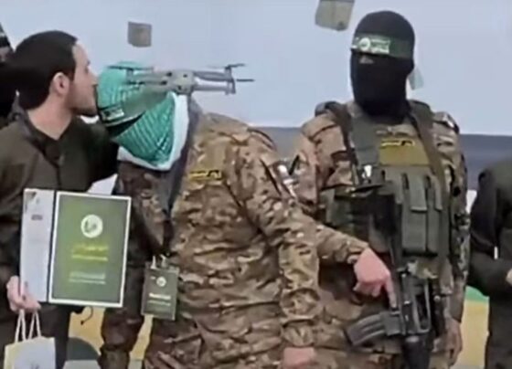 İsrailli esir serbest bırakılırken Hamas savaşçısını alnından öptü - Son Dakika Dünya Haberleri