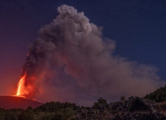 İtalya'da Etna Yanardağı'nda lav akışı meydana geldi - Son Dakika Dünya Haberleri