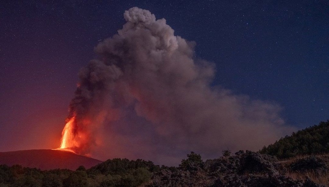İtalya’da Etna Yanardağı’nda lav akışı meydana geldi – Son Dakika Dünya Haberleri