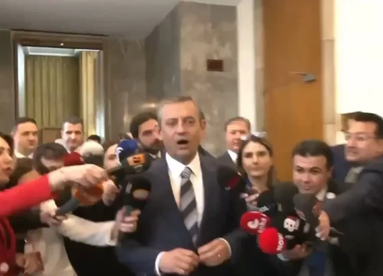 Özgür Özel'den DHKP-C sloganıyla A Haber'e tehdit: Sen de kurtulamazsın tek başına! Ya hep beraber ya da hiçbirimiz