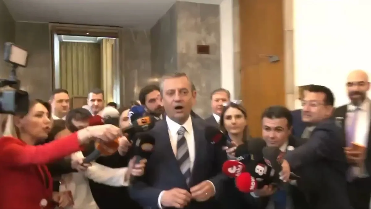 Özgür Özel’den DHKP-C sloganıyla A Haber’e tehdit: Sen de kurtulamazsın tek başına! Ya hep beraber ya da hiçbirimiz