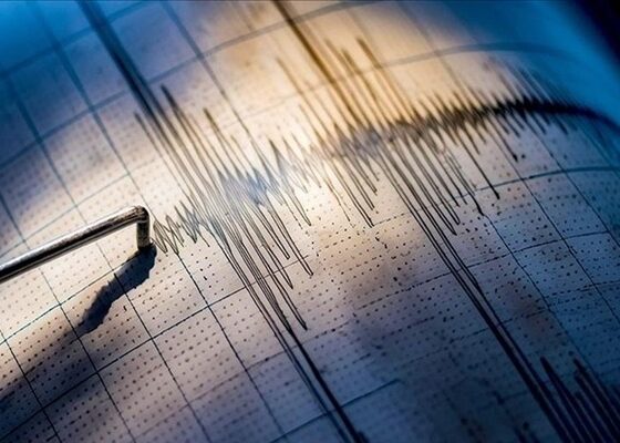 Ege Denizi'nde 5 büyüklüğünde deprem! İzmir de hissetti