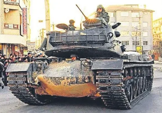 Siz Sincan’da tank yürüten orduyu seviyorsunuz