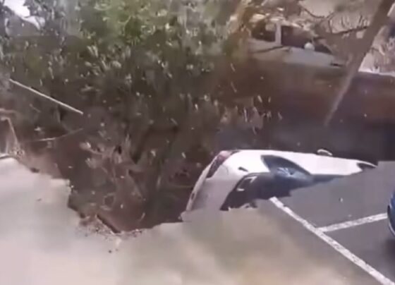 Tayvan’da yol çöktü, aracı yuttu