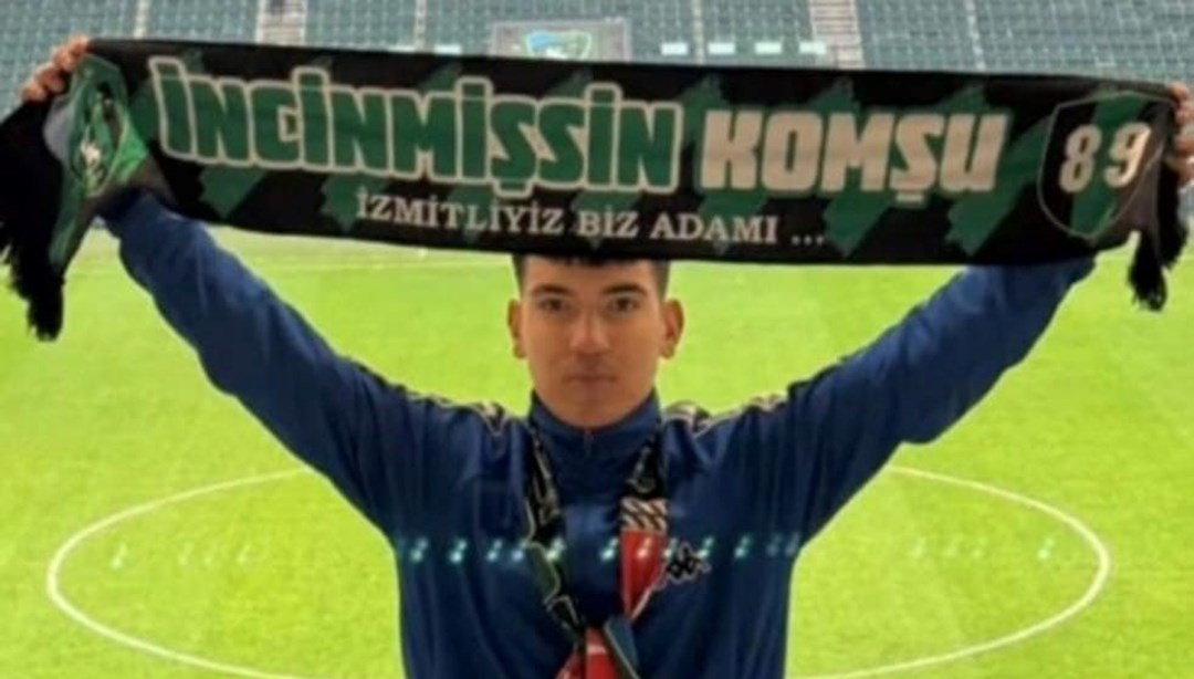 Tribünden düşen genç taraftar yaşam mücadelesi veriyor – Son Dakika Spor Haberleri