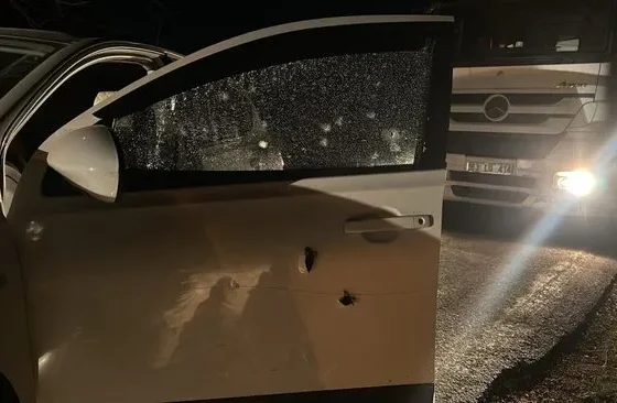 AK Parti Belediye Meclis Üyesi Mahmut Dirier'in aracı çapraz ateşe tutuldu