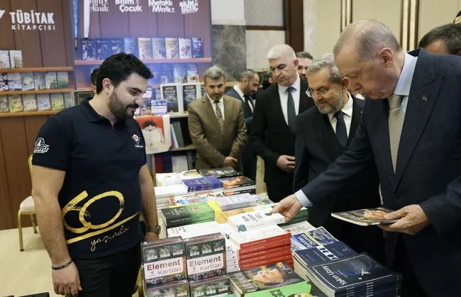 Başkan Erdoğan, Cumhurbaşkanlığı Külliyesi’ndeki kitap fuarını gezdi