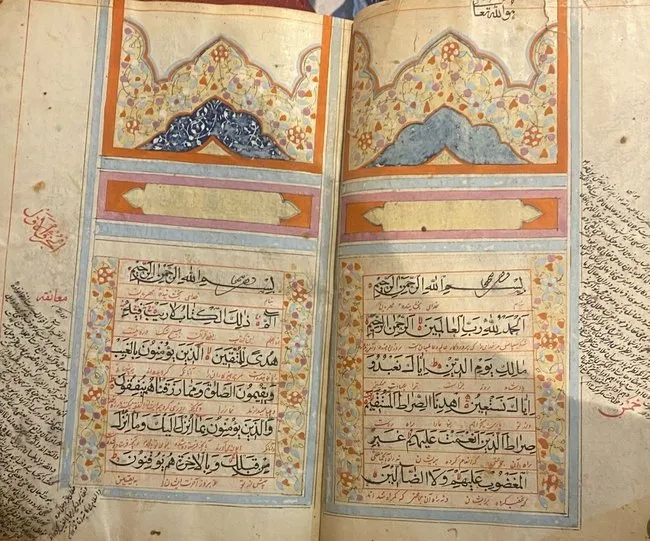 Başkan Erdoğan’a 208 yıllık el yazması Kuran-ı Kerim hediye edildi
