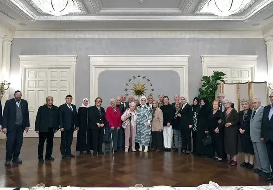 Başkan Erdoğan'dan eşi Emine Erdoğan'ın yaşlılarla iftarına sürpriz ziyaret