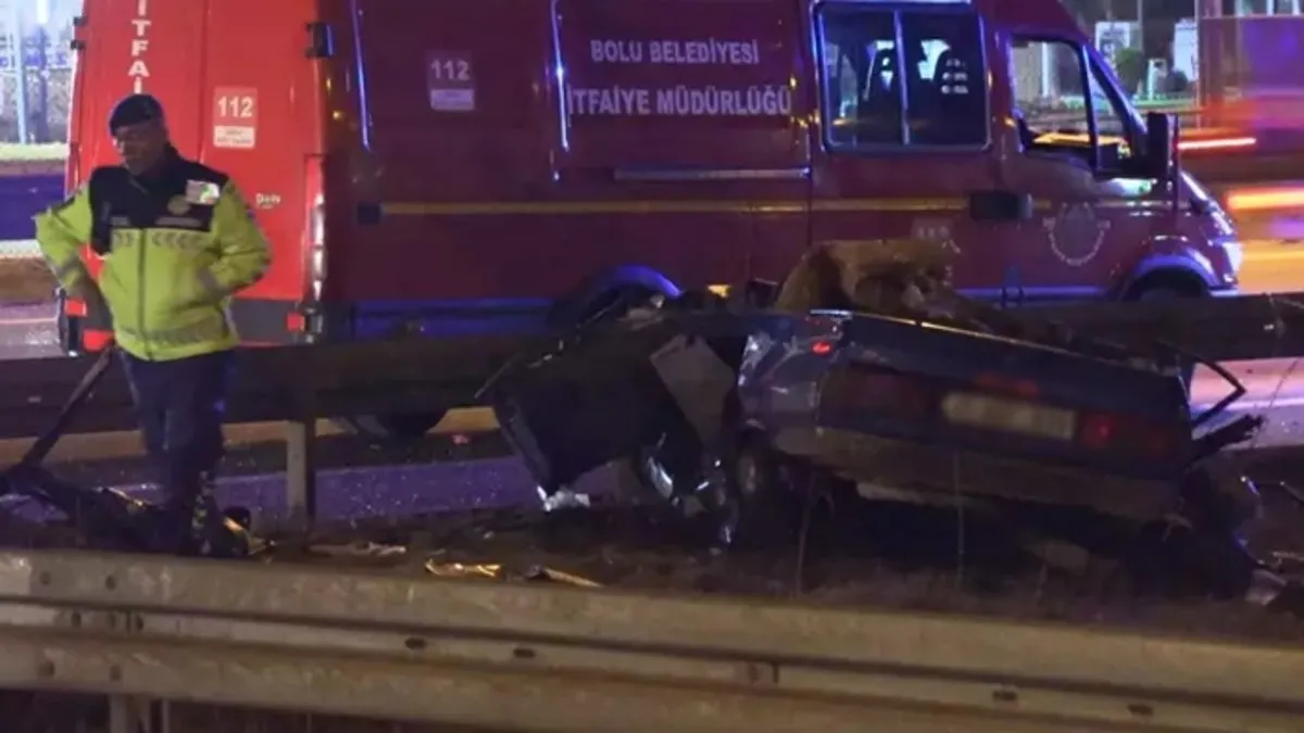 Bolu’da otomobil bariyerlere çarptı: 2 ölü, 1 yaralı