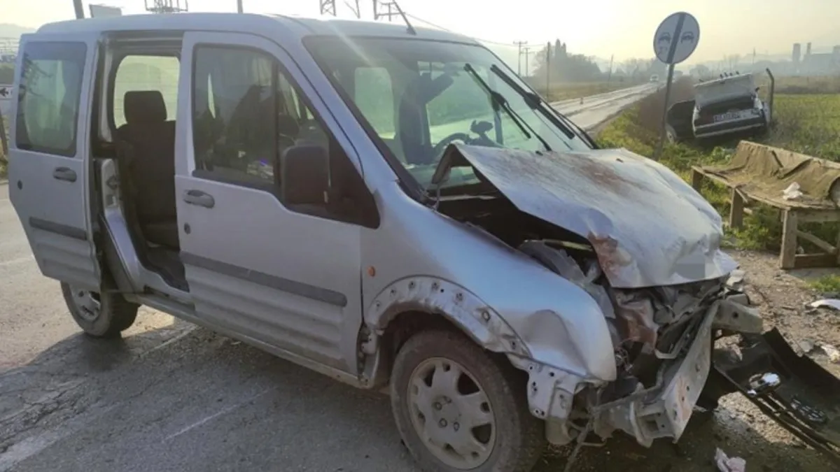 Bursa’da hafif ticari araç ile otomobil çarpıştı: 5 yaralı