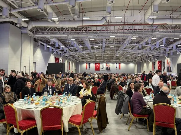 Cumhurbaşkanı Yardımcısı Cevdet Yılmaz ve İstanbul Valisi Davut Gül, şehit aileleri ve gazilerle iftarda bir araya geldi
