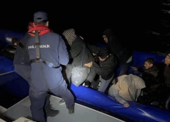 İzmir açıklarında 19 düzensiz göçmen yakalandı