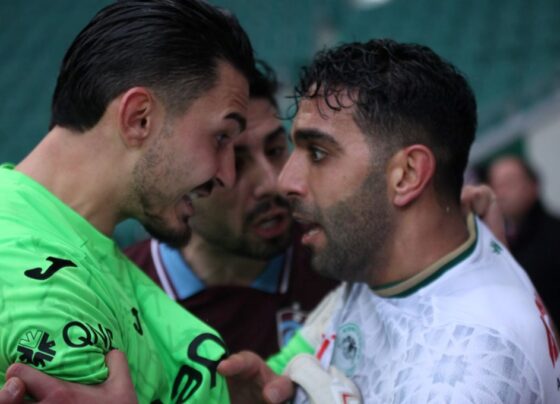 Konyaspor-Trabzonspor maçının uzatma dakikalarında futbolcular birbirine girdi
