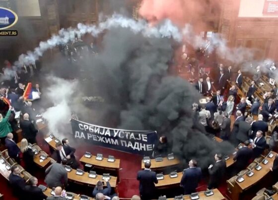 Muhalif vekiller meclise sis
bombası attı! Sırbistan'da hükümete işaret fişekli protesto - Son Dakika Dünya Haberleri