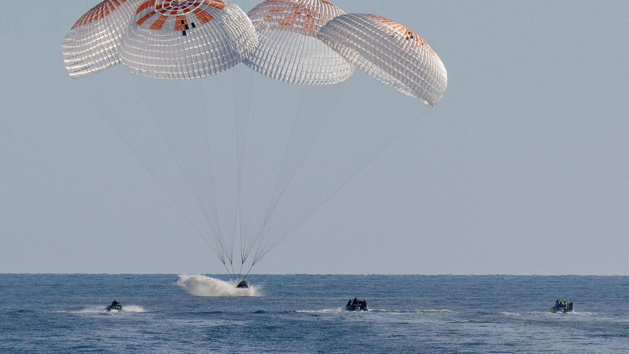 Uzayda mahsur kalan astronotlar dünyaya döndü!