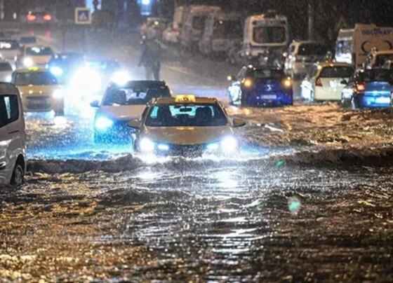 Ankara'da kuvvetli yağış! Sokaklar göle döndü