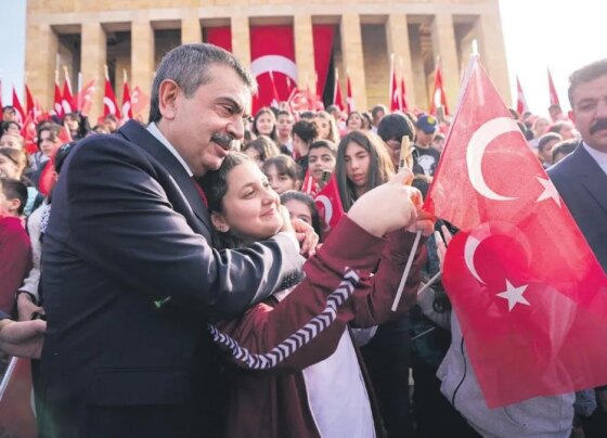 Bakan Tekin miniklerle Anıtkabir’i ziyaret etti