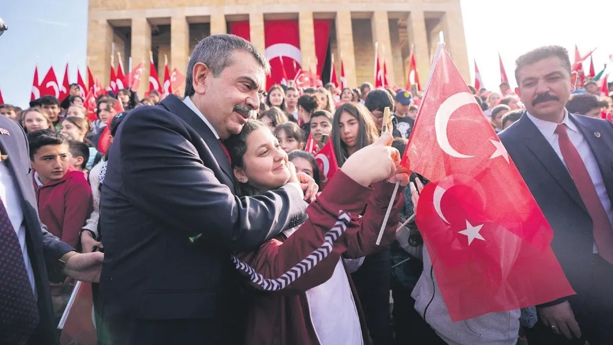 Bakan Tekin miniklerle Anıtkabir’i ziyaret etti
