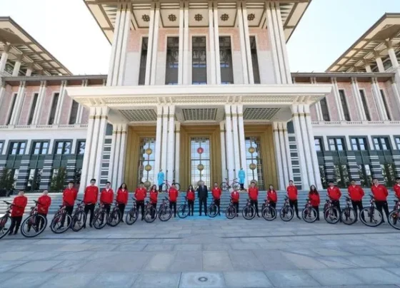 Başkan Erdoğan, milli bisikletçilerle bir araya geldi