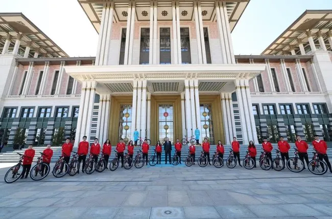 Başkan Erdoğan, milli bisikletçilerle bir araya geldi