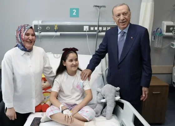 Başkan Erdoğan'dan hastalara moral ziyareti