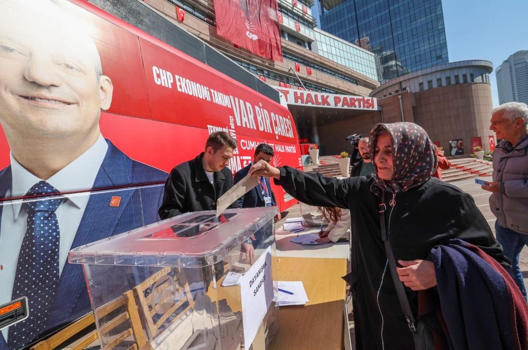 CHP’de seçim günü! Yeni gelişme: Saat değişti ‘Sandıklarımızı saat 19.00’a kadar açık tutacağız’ Oy verme işlemi sona erdi