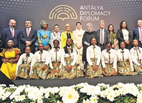 Emine Erdoğan eğitim konulu panelde konuştu: Çocuklar dertleri değil okul çantalarını sırtlasın