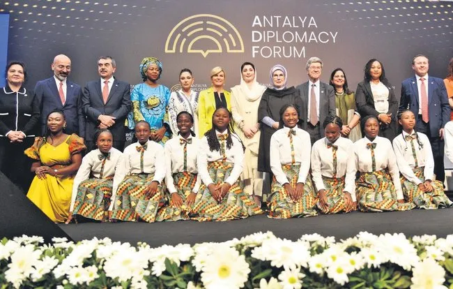 Emine Erdoğan eğitim konulu panelde konuştu: Çocuklar dertleri değil okul çantalarını sırtlasın