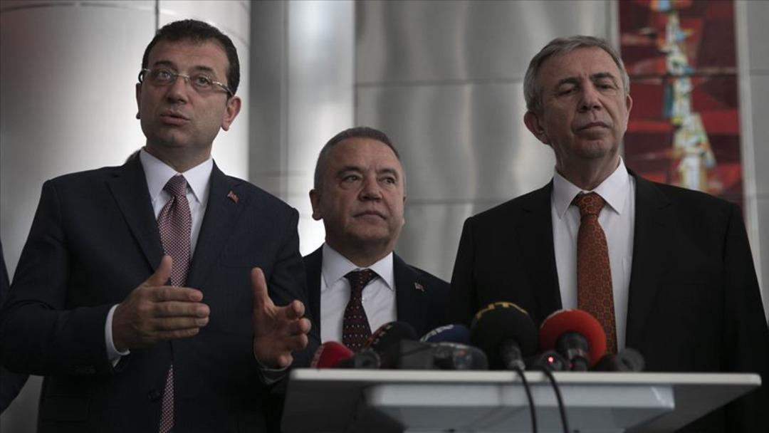 İmamoğlu’nu ziyaret eden Yavaş: “Hukuksuzluk daha az ekmek olarak dönüyor”