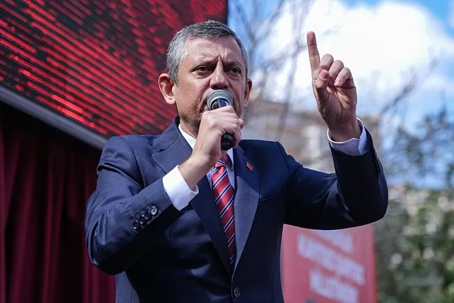 Özgür Özel’in haddini aşan sözlerine AK Parti’den sert tepki: Dipsiz bataklığı temsil ediyor