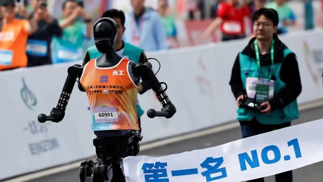 Robotlar ve insanlar koşu yarışı yaptı! İşte kazanan