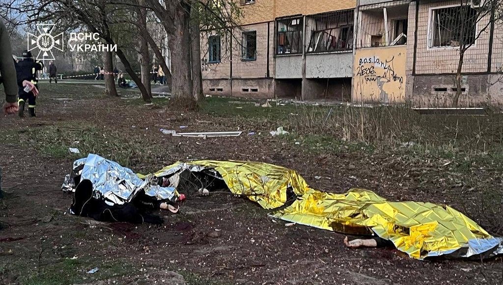 Rusya, Zelenski’nin memleketini balistik füzeyle vurdu: Çocuk parkında cansız bedenler