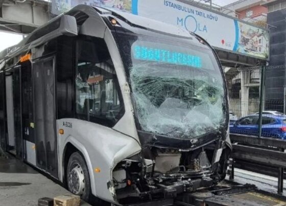 SON DAKİKA! Avcılar'da metrobüse başka bir metrobüs çarptı: 10 yaralı!