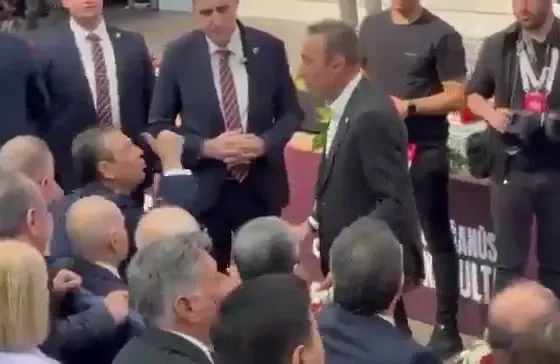 SON DAKİKA | CHP kurultayında kavga! Berhan Şimşek ve Özgür Özel birbirine girdi: Kısa donla geziyordu...