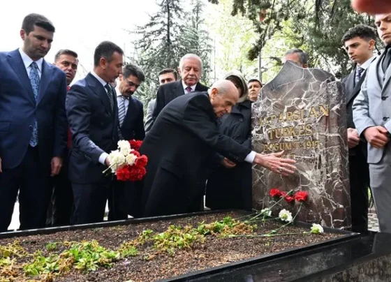 SON DAKİKA | MHP Lideri Devlet Bahçeli'den Türkeş'in mezarına ziyaret