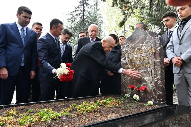 SON DAKİKA | MHP Lideri Devlet Bahçeli’den Türkeş’in mezarına ziyaret