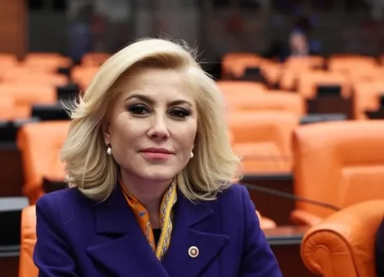 Şebnem Bursalı'dan tiyatrocuları işten atan Levent Üzümcü'ye çok sert tepki: Sözde özgürlükçü figüran!