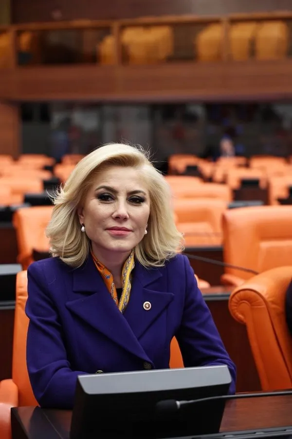 Şebnem Bursalı’dan tiyatrocuları işten atan Levent Üzümcü’ye çok sert tepki: Sözde özgürlükçü figüran!